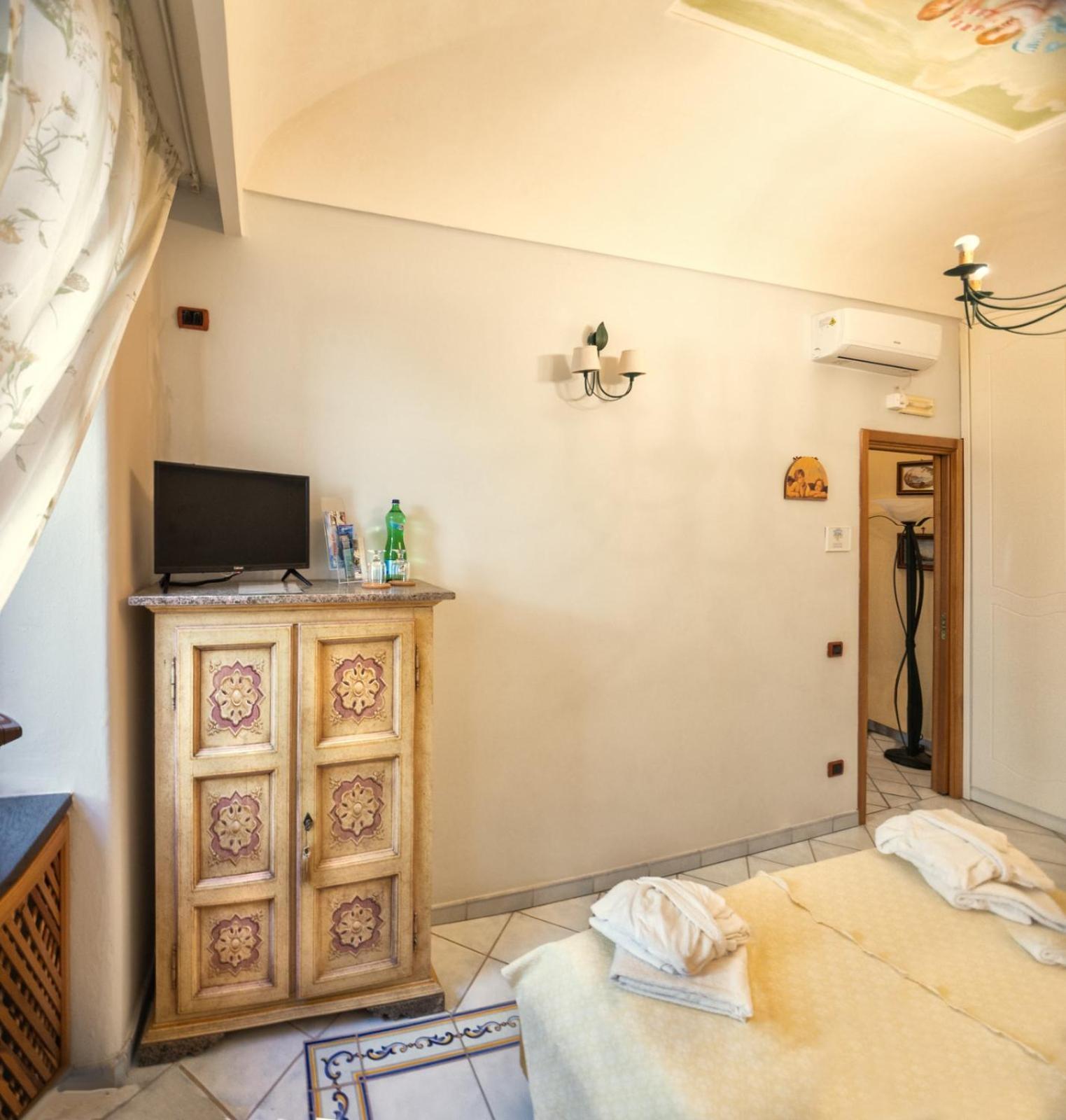 이스키아 La Finestra Sul Mare B&B 외부 사진